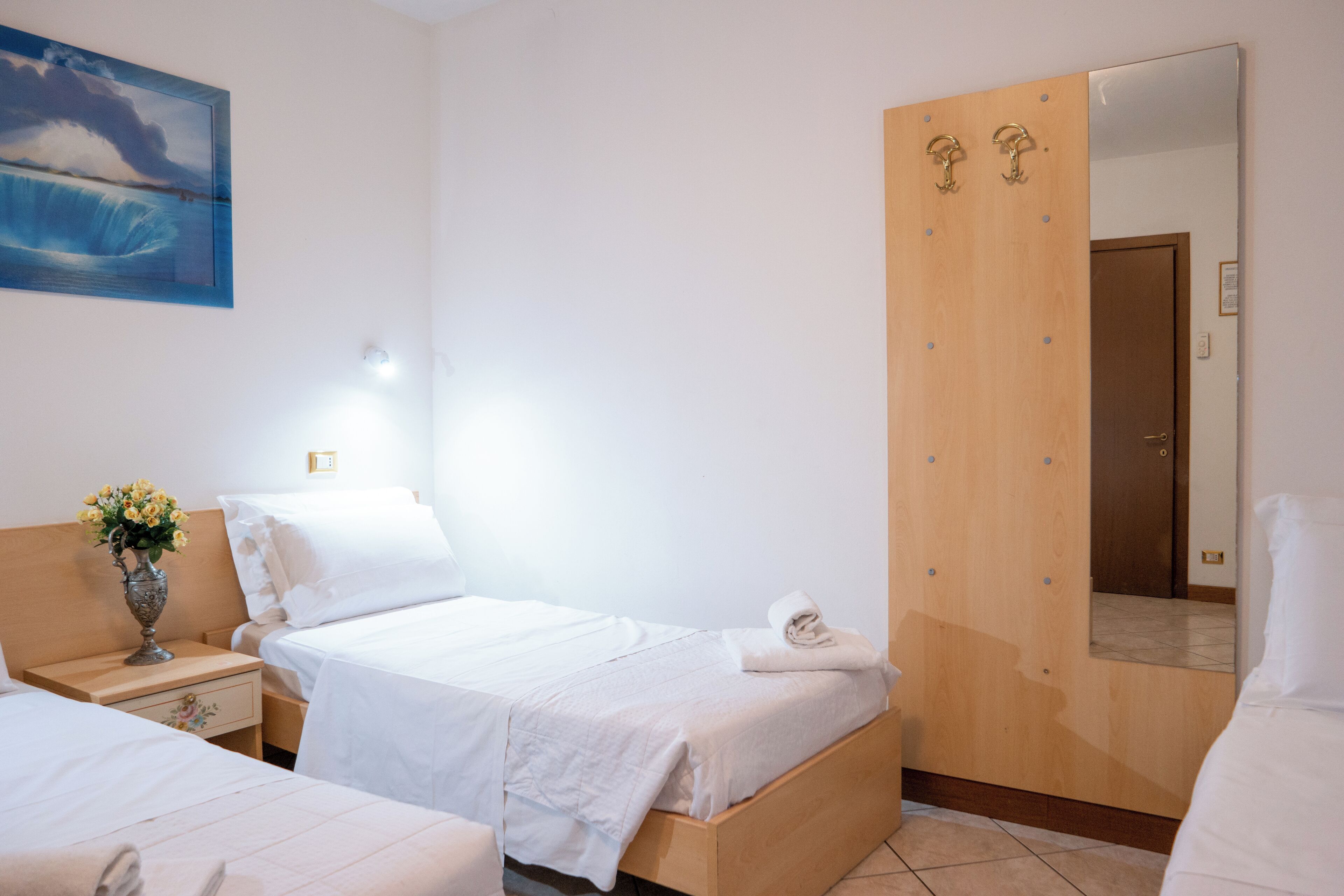 Habitación triple estándar, para no fumadores, baño privado | Escritorio, espacio para trabajar con laptop y wifi gratis 