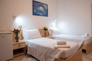 Økonomi-tomannsrom, ikke-røyk, delt bad | Skrivebord, skrivebord for bærbar PC og wi-fi (inkludert)