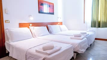 Habitación cuádruple familiar, para no fumadores | Escritorio, espacio para trabajar con laptop y wifi gratis
