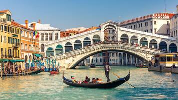 Bureau, espace de travail pour ordinateur portable, Wi-Fi gratuit