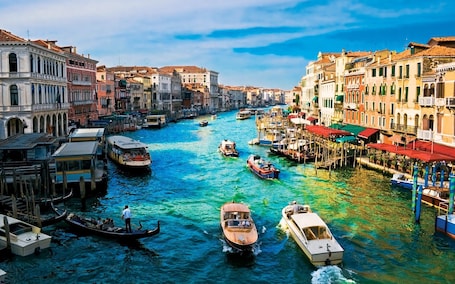 Escritorio, espacio para trabajar con laptop y wifi gratis