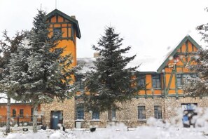 Un bâtiment doté d’une façade en pierre et d’une tour imposante.