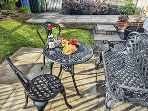 Outdoor dining - 1 bedroom accommodation in Dunoon (Dunoon)