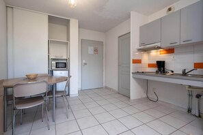 Réfrigérateur, micro-ondes, plaque de cuisson, cafetière/bouilloire