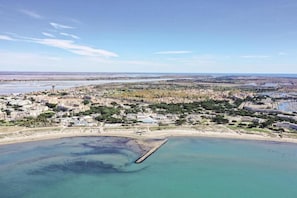 Una spiaggia nelle vicinanze