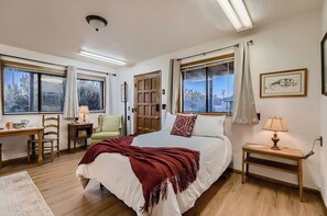 Escritorio, wifi gratis y ropa de cama 