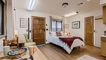 Escritorio, wifi gratis y ropa de cama