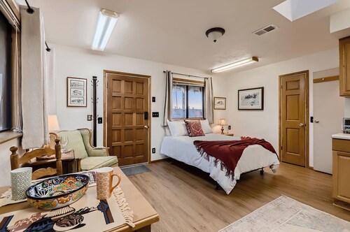 Cozy Hilltop Casita W/ Panoramic Views