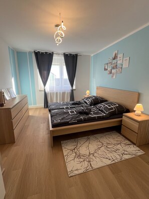 2 Schlafzimmer, Schreibtisch, Bügeleisen/Bügelbrett, Reisekinderbett