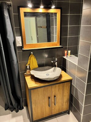 Secadora de cabello, toallas, jabón, papel de baño 