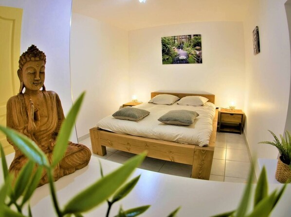 3 bedrooms, iron/ironing board, WiFi, bed sheets