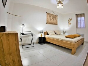 3 bedrooms, iron/ironing board, WiFi, bed sheets - Le Salséro - Large, cozy apartment rated * * * for 8 people + parking included, (Nîmes)
