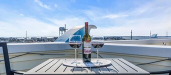 Rooftop with 360 Views + Free Parking