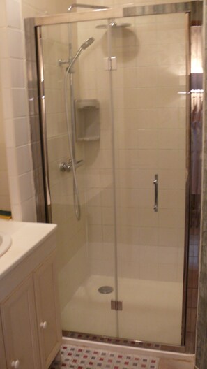 Shower, toilet paper - Country gite near Grandéols Indre (Coings)