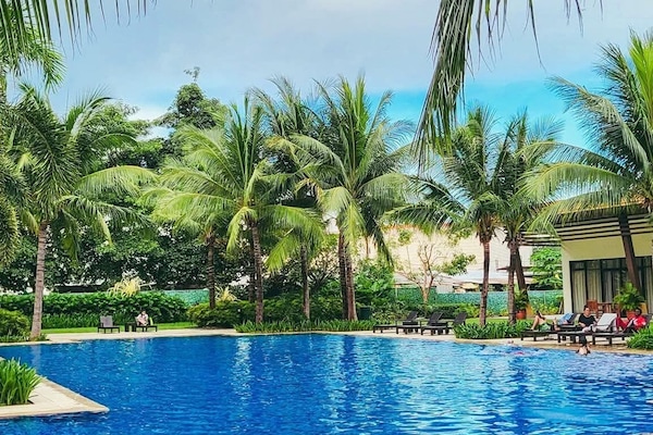 Una piscina al aire libre