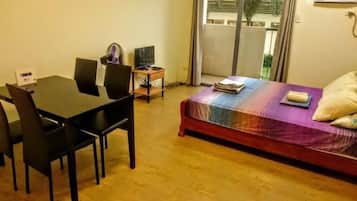 Apartemen Basic, pemandangan kebun | 1 kamar tidur, meja kerja, kedap suara, dan Wi-Fi gratis