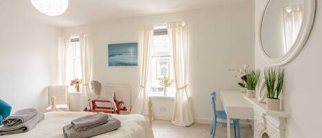 2 makuuhuonetta, silitysrauta/-lauta, ilmainen Wi-Fi, vuodevaatteet