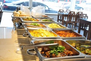 A buffet with multiple food stations. - Hejia Inn Beijing Sijiqinq (Beijing)