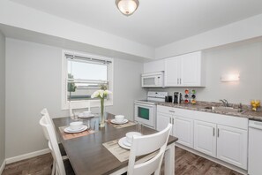 Microwave, oven, stovetop, dishwasher - Charming Upper 3-bedroom apartment with AC and WiFi in brilliant West Allis (West Allis)