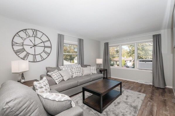 Smart TV - Charming Upper 3-bedroom apartment with AC and WiFi in brilliant West Allis (West Allis)