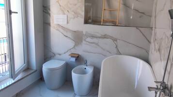 Dusche, Haartrockner, Bidet, Handtücher