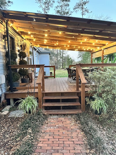 Charming 3-bedroom cottage in lovely Hammond with AC, WiFi