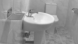 Ein Badezimmer mit Waschbecken, Spiegel und Toilette.