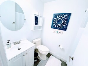 Haartrockner, Handtücher, Toilettenpapier