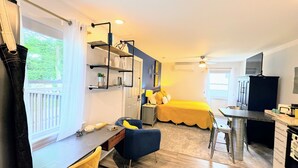 A compact, well-lit room with a bed, a desk, and a kitchenette. - “See you by the wall” Duke region (Durham)