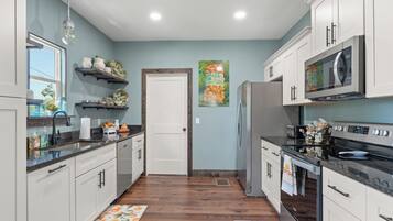 Refrigerador, microondas, horno, placa de cocina