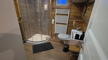 Een douche, een haardroger, handdoeken, zeep