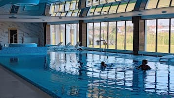 Una piscina techada, una piscina al aire libre