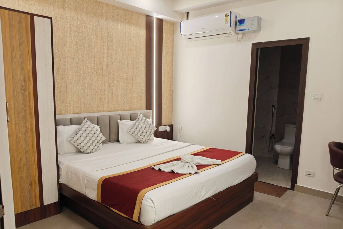 Executive Room, Non Smoking, Private Bathroom | Premium bedding, down duvets, memory-foam beds, desk