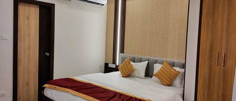 Executive Room, Non Smoking, Private Bathroom | Premium bedding, down comforters, memory foam beds, desk