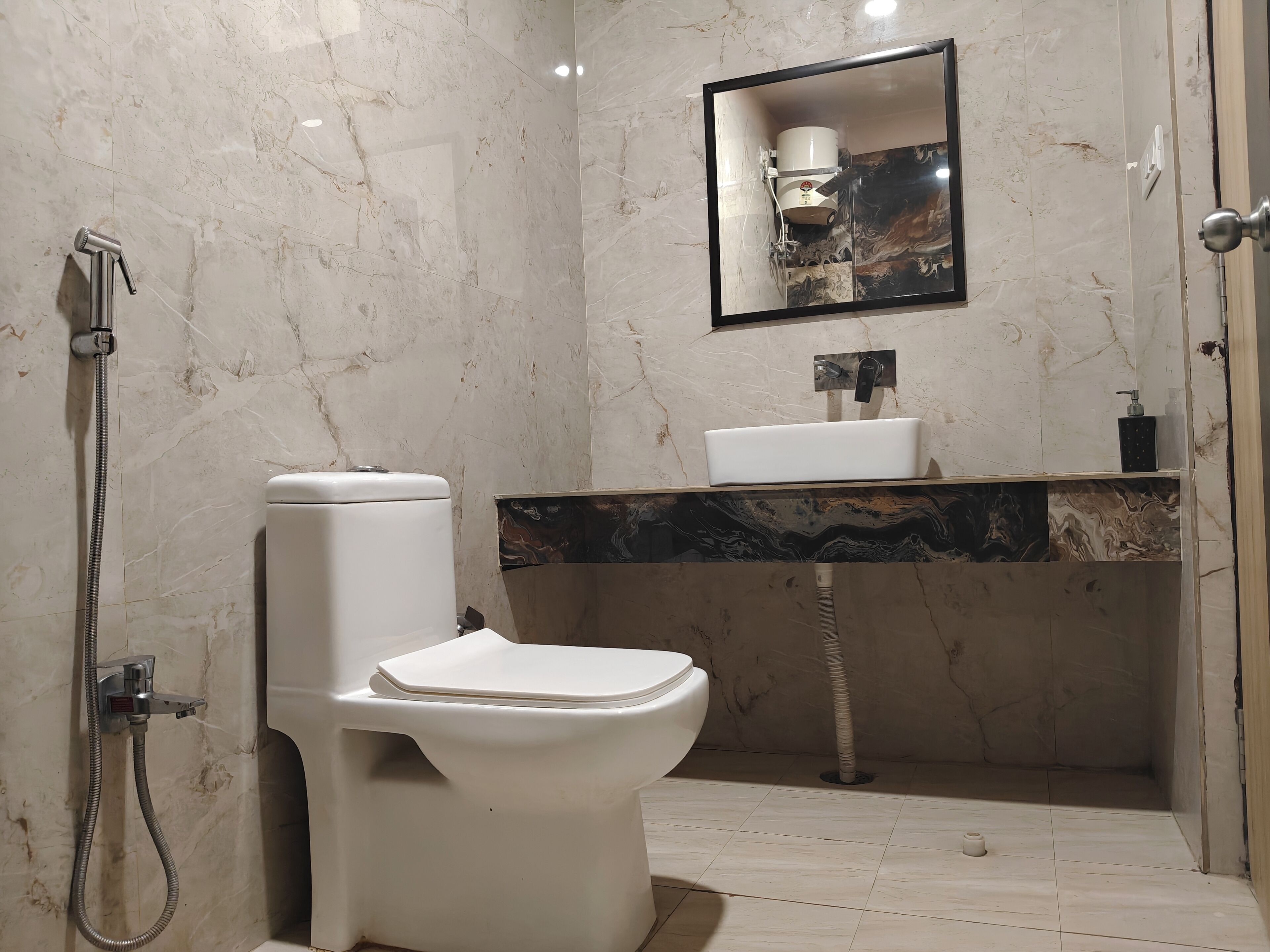Un baño moderno con inodoro, lavamanos y ducha.