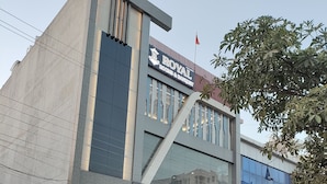 A building with a sign for "ROYAL ROOMS & BANQUET" and another sign for "TASKOR". - Royal Rooms and Banquet (Lucknow)