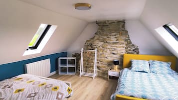 2 bedrooms, travel cot, WiFi, bed sheets