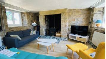 TV, fireplace, stereo