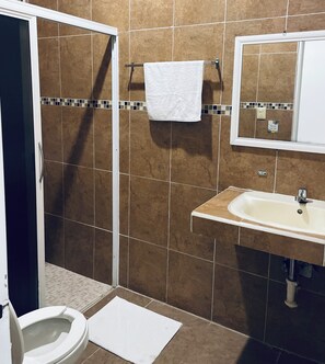 Separate bathtub and shower, towels, toilet paper - Pachamama Holbox - Hostel & Private Apartments (Isla Holbox)