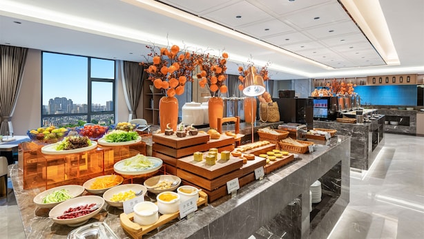 Un buffet proposant une variété de plats et offrant une vue sur la ville.