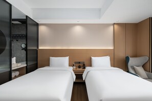 Business kamer | Luxe beddengoed, donsdekens, individueel gedecoreerd, een bureau