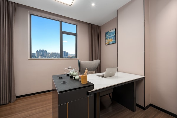 Premier Oda | Oturma odası | Kablolu TV kanalları bulunan 60 inç LCD televizyon, kitaplar