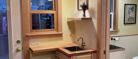 Serviettes fournies, savon, papier toilette