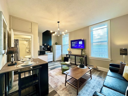 Mid-Century Modern Midtown- Walk To Restaurants & Nightlife!