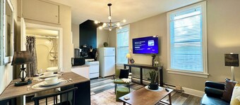 Mid-Century Modern Midtown- Walk To Restaurants & Nightlife!