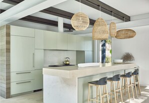 冷蔵庫、電子レンジ、オーブン、コンロ