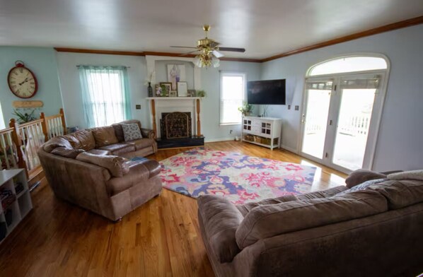 Living area - Panoramic Picturesque Home in Blue Ridge Mtns (Max Meadows)
