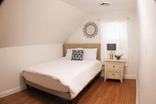 5 bedrooms, desk, iron/ironing board, free WiFi - Spacious & Modern House close to BOS & Salem (Lynn)