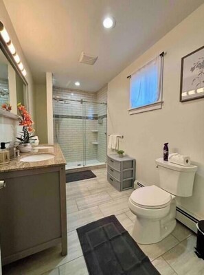 Shower, jetted bath, hair dryer, towels - Spacious & Modern House close to BOS & Salem (Lynn)