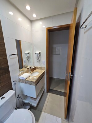 Shower, hair dryer, bidet, towels - Beautiful 2 bedroom flat on the corner of Flamboyant Shopping (Vila Maria Jose Goiânia)